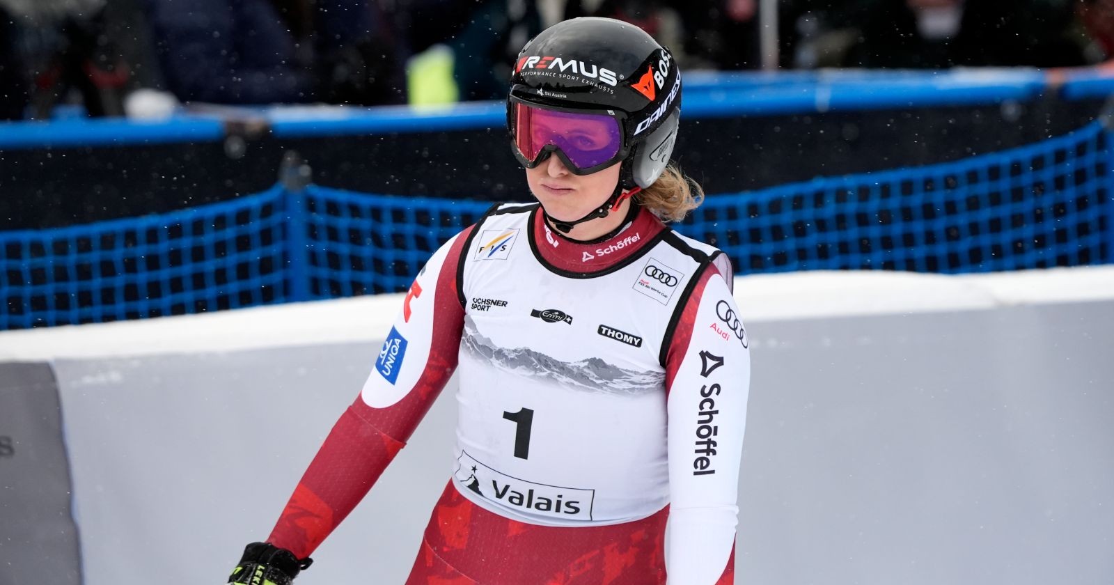 Nina Ortlieb im Zielraum der Abfahrt von Crans Montana am 30. Jänner 2026