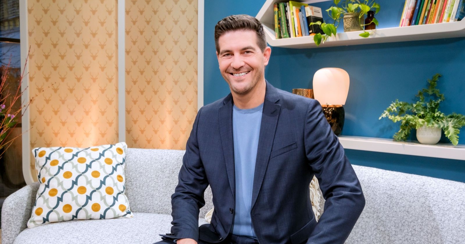 Norbert Oberhauser sitzt auf Couch/ Seine freundin Julia ist schwanger