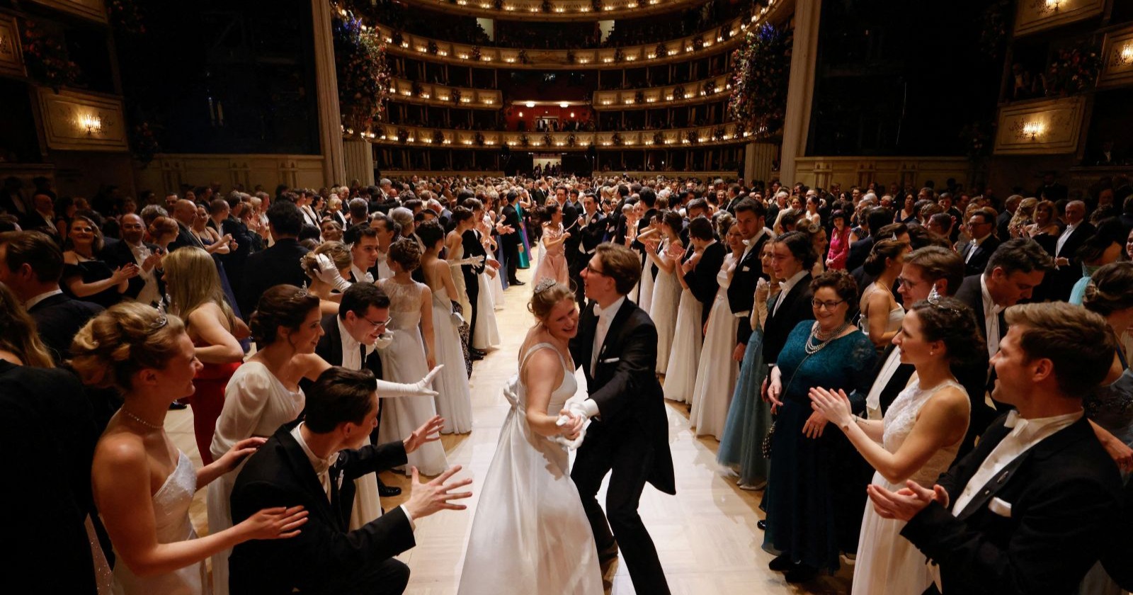 Paare in Ballkleidern und Fräcken tanzen den Eröffnungswalzer in der Wiener Staatsoper/ Im Restaurant „das Mezzanin“ am Schottentor läuft der Opernball ab 20 Uhr live,