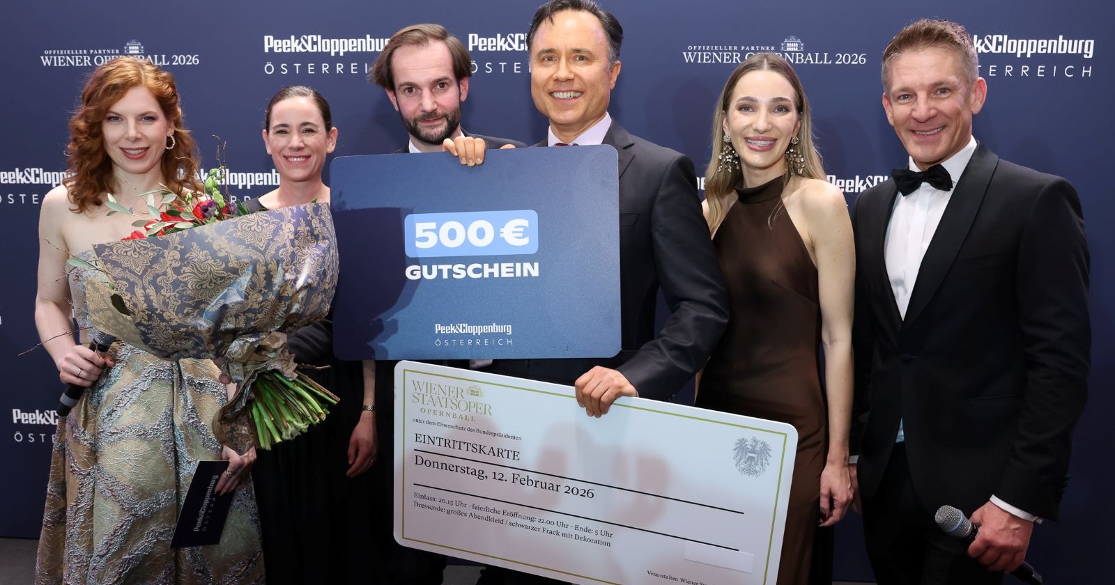 Die Gastgeber und Moderatoren der P&amp;C Fashion Night mit den Gewinnern der Opernball-Tickets.