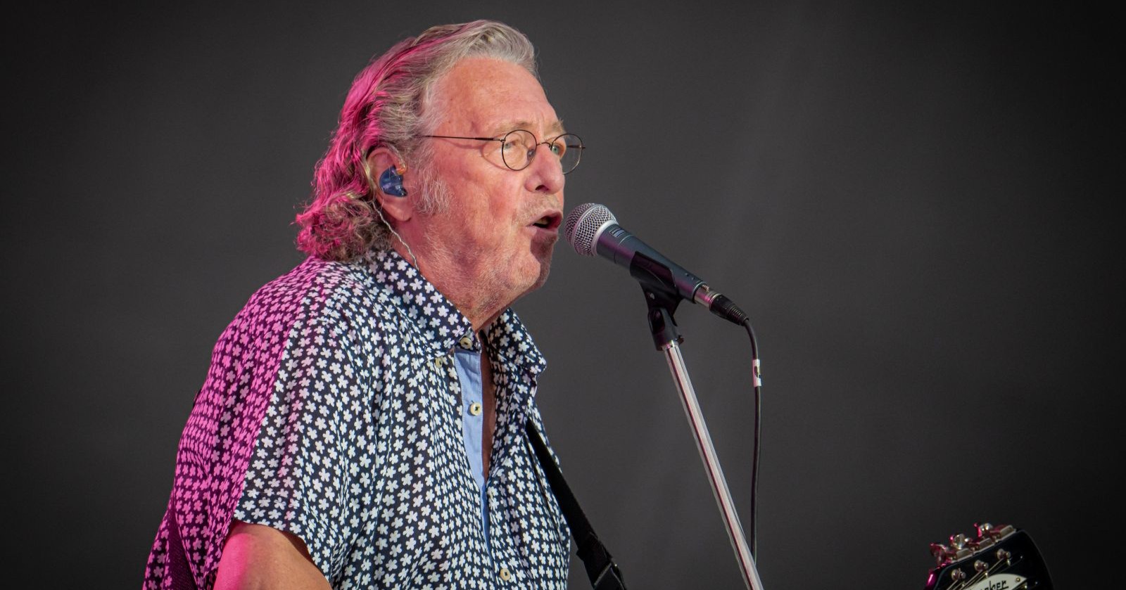 Peter Cornelius singt ins Mikrophon/Peter Cornelius hat Geburtstag