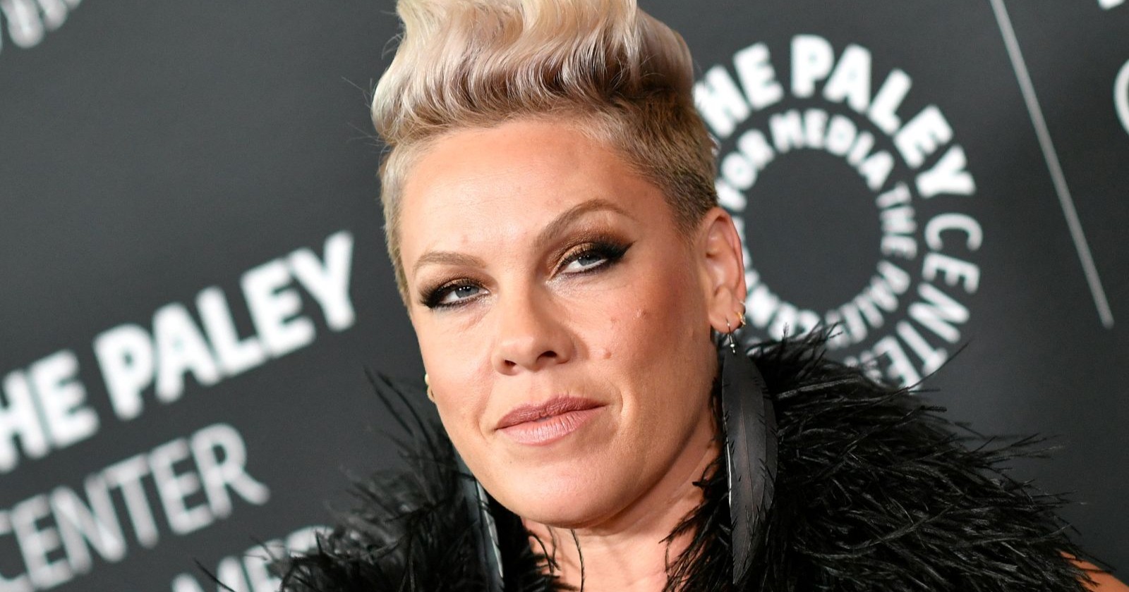 Pink mit ernstem Gesichtsausdruck