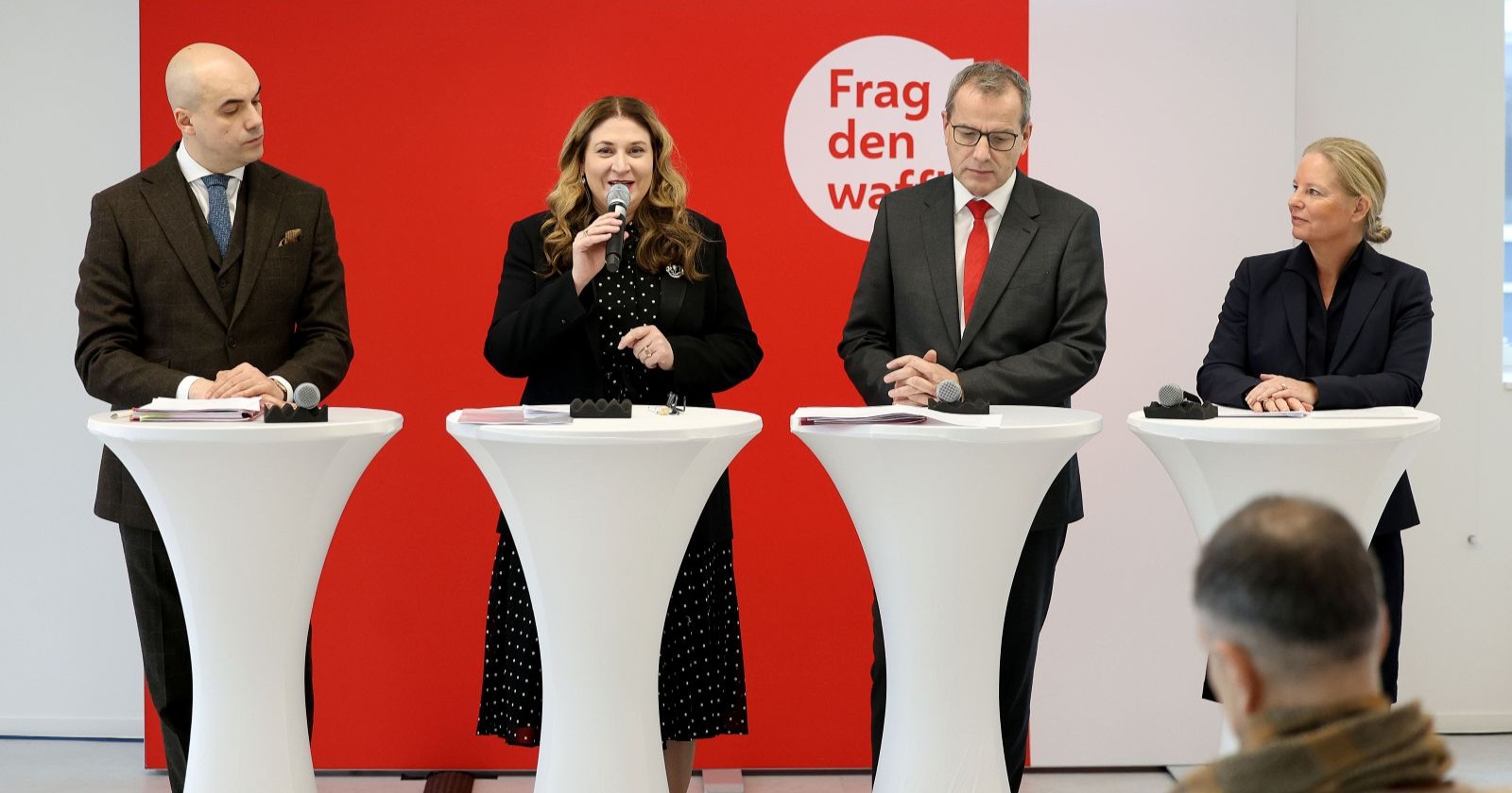 Vier Personen am Podium bei der waff-Pressekonferenz zum Thema Arbeitsmarkt