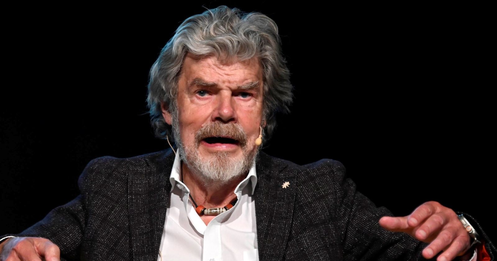 Reinhold Messner mit Anzug