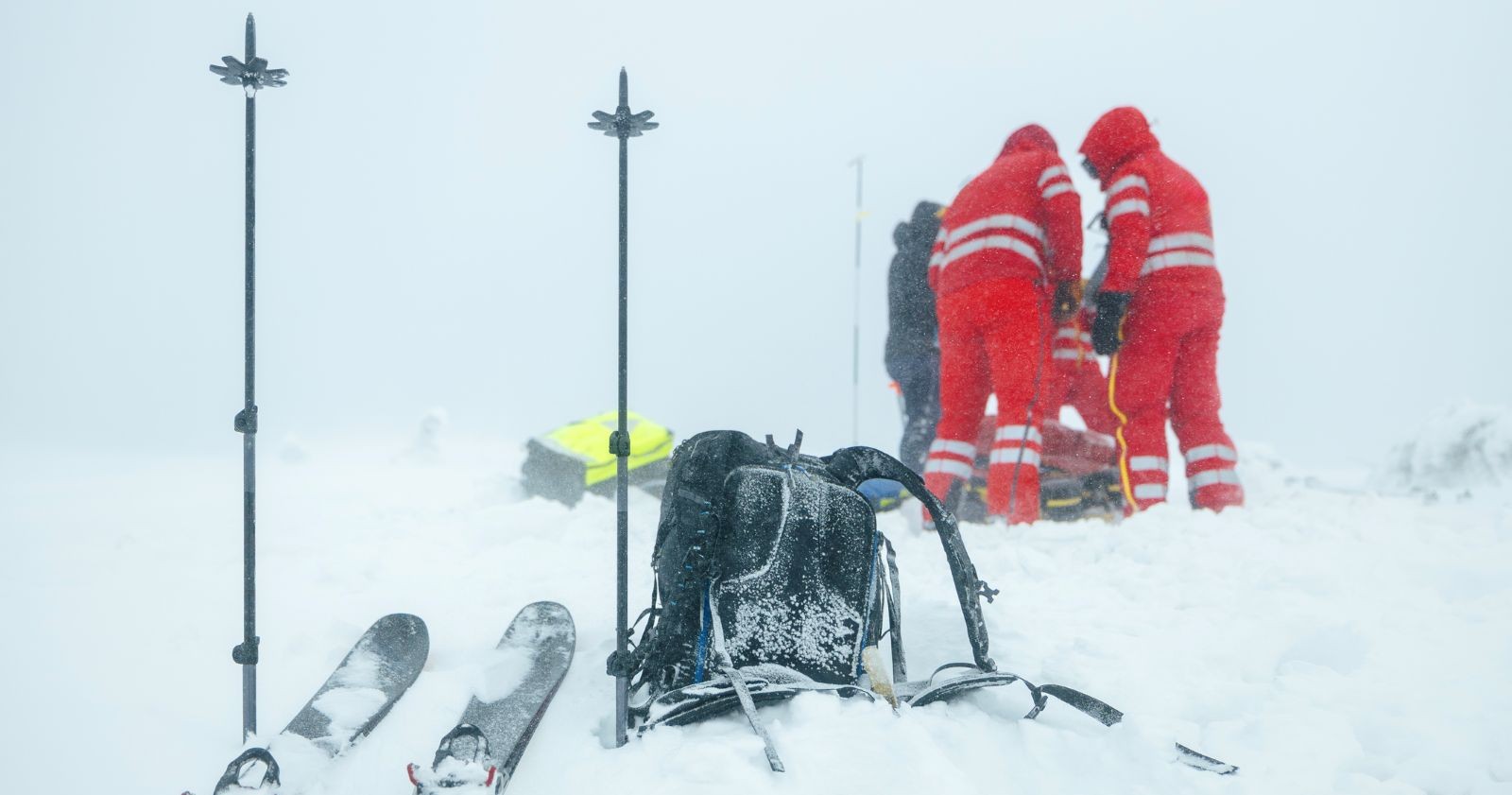 Ersthelfer bei einer Unfall auf der Skipiste.
