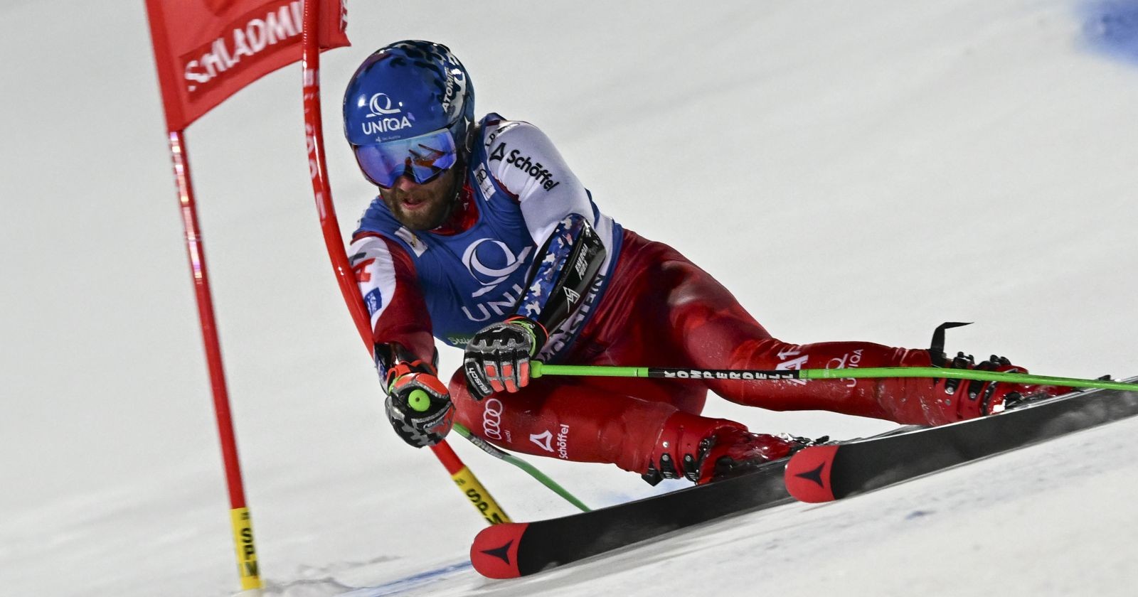 ÖSV-Skirennläufer Marco Schwarz in voller Fahrt beim Nacht-Riesentorlauf in Schladming