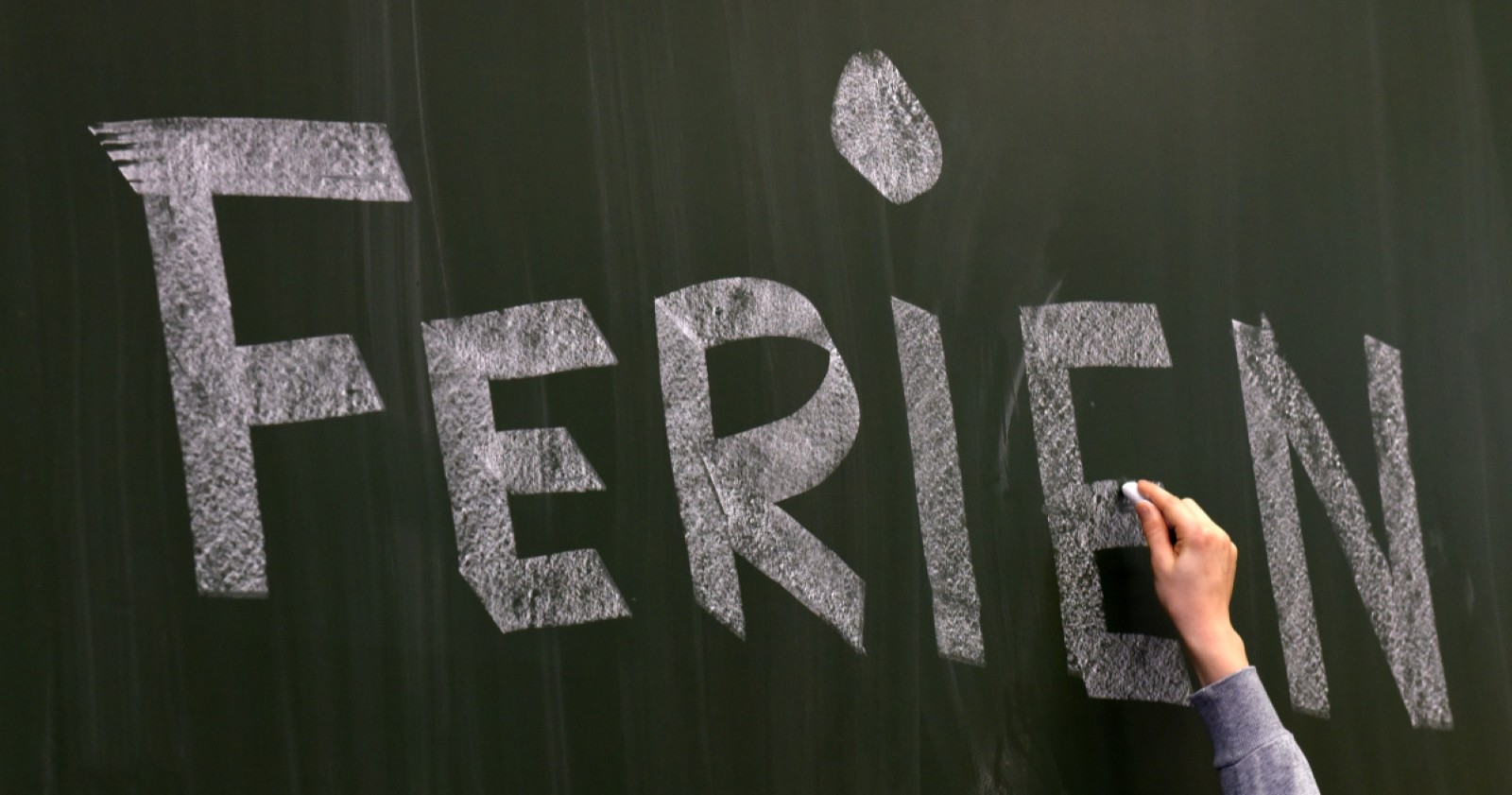 Ferientext auf einer Schultafel.