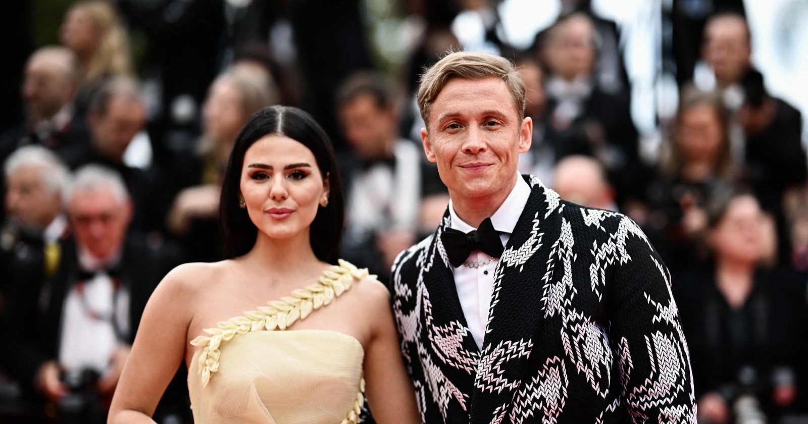 Matthias Schweighöfer und seine Ruby O. Fee posieren