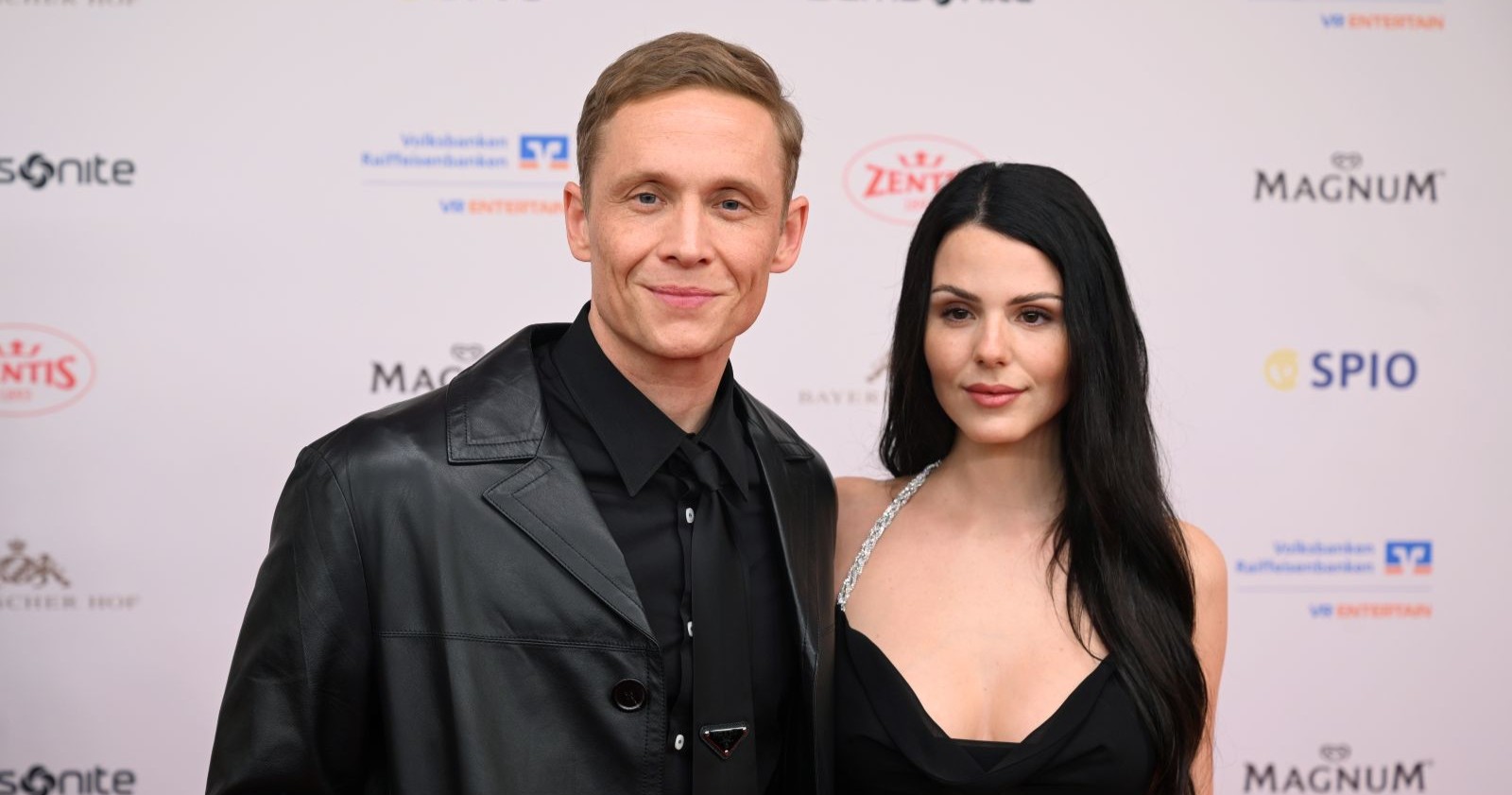 Matthias Schweighöfer und seine Ruby O. Fee ganz in schwarz gekleidet