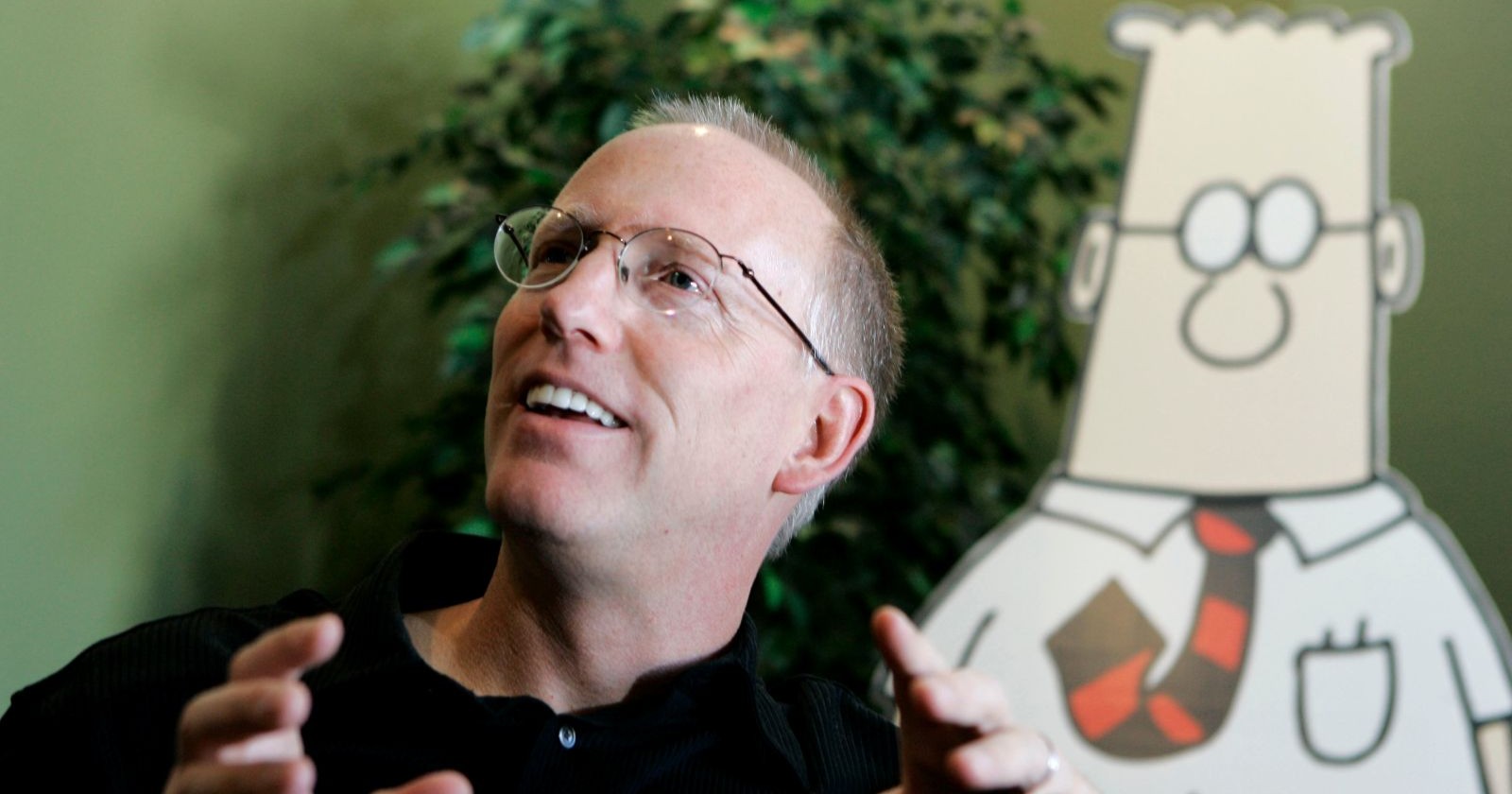 Dilbert-Zeichenr Scott Adams im Portrait, im Hintergrund die von ihm geschaffene Comic-Figur