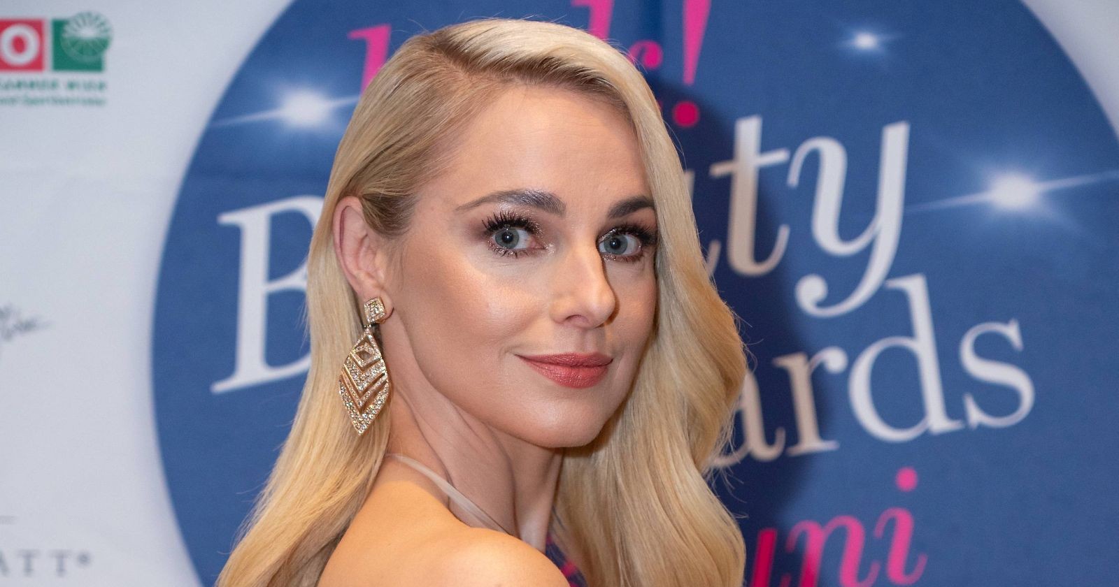 Silvia Schneider vor blauem Hintergrund