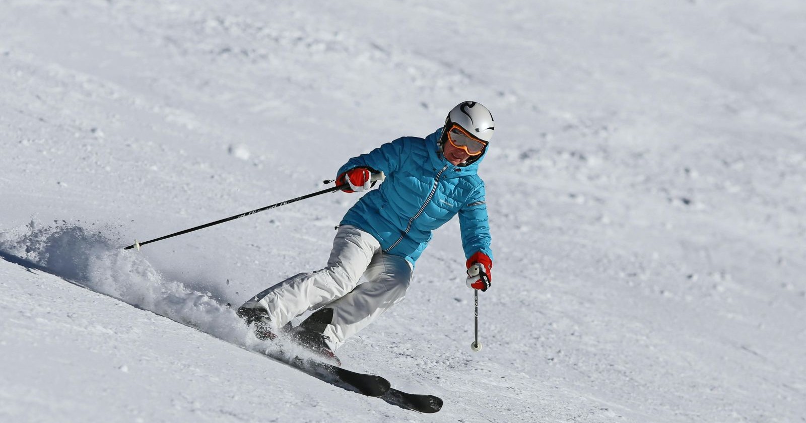 Skifahrerin auf der Piste
