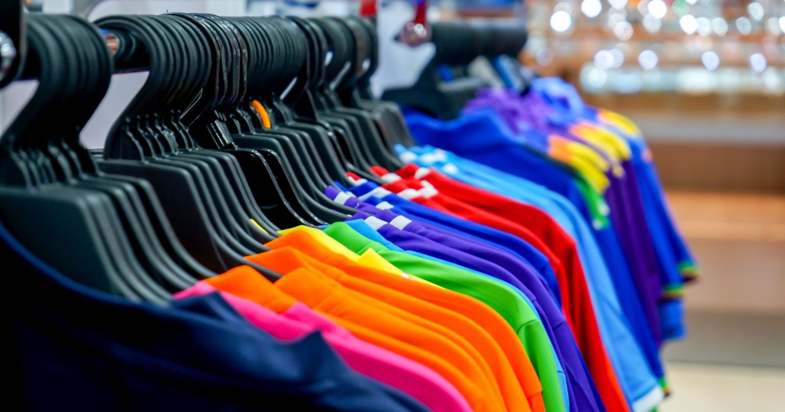 bunte Sportshirts hängen in einem Sportgeschäft