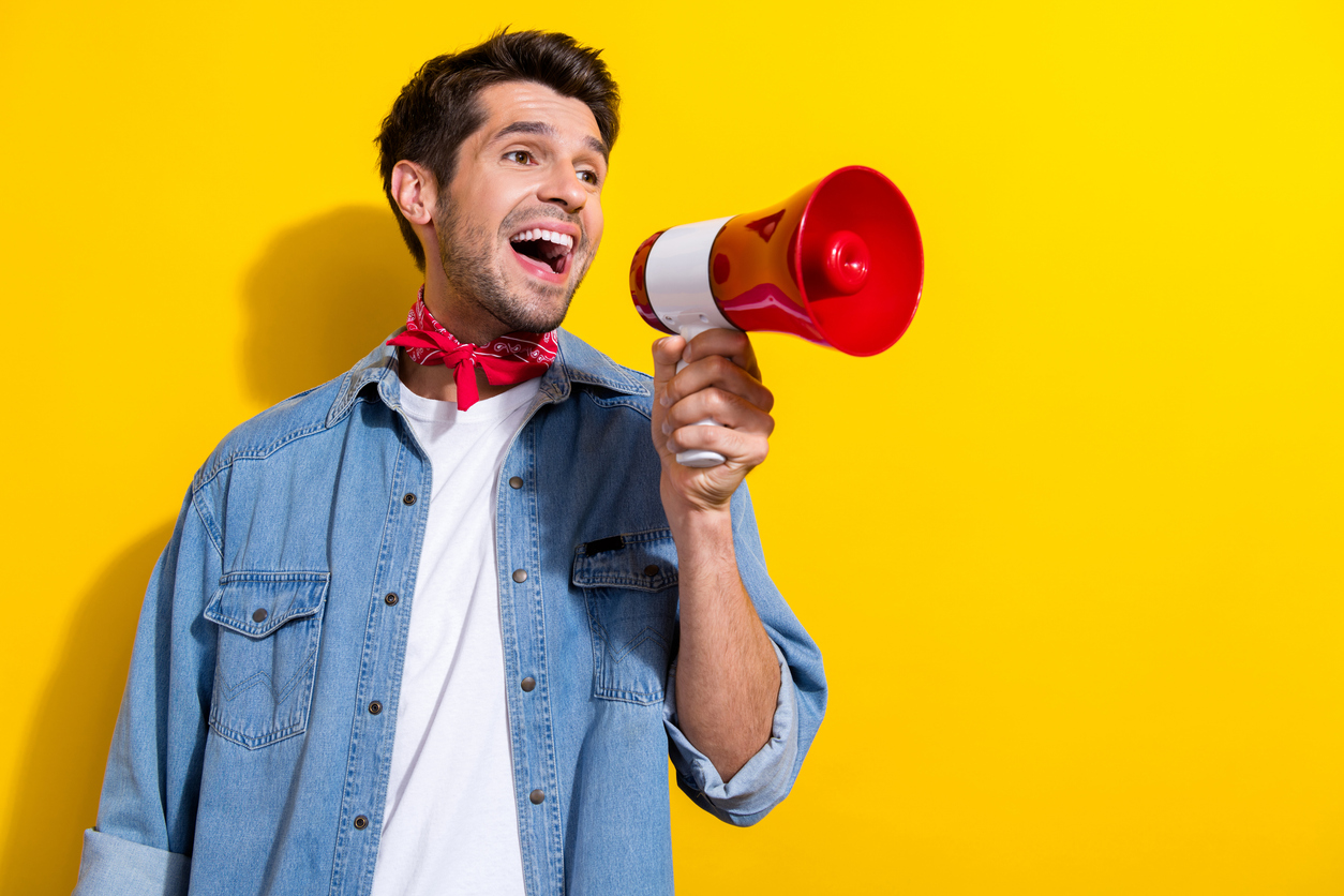 Redner mit Halsweh und Megaphon