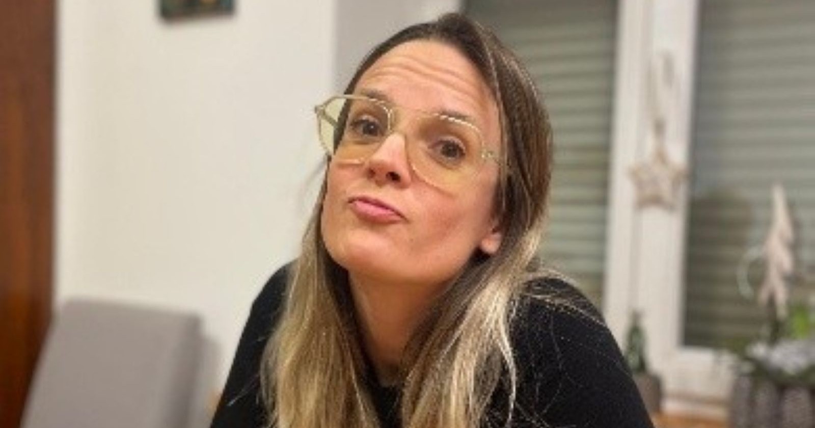 Johanna G im Porträt mit Brille und langen blonden Haaren. Die Suche nach der vermissten Steirerin geht weiter