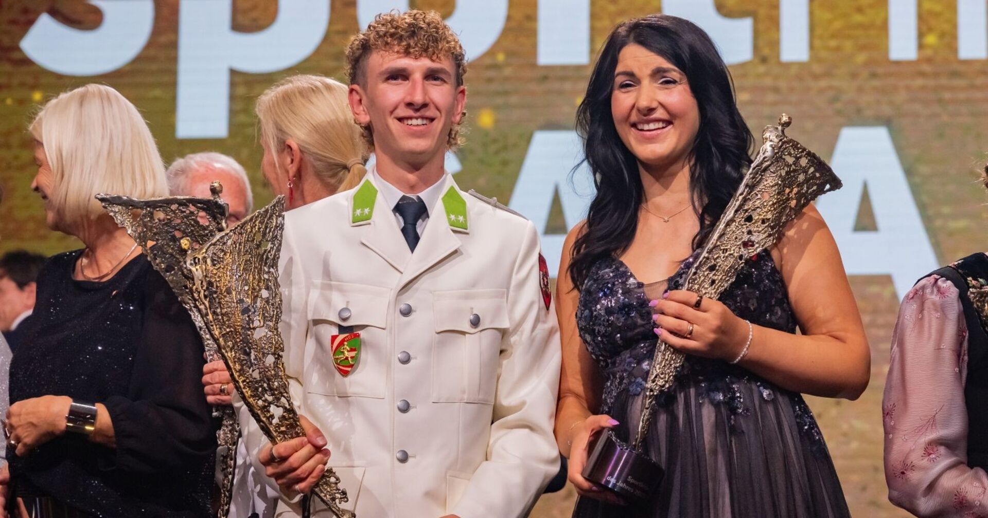 WIEN, OESTERREICH - 08. OKTOBER: Skispringer und Gewinner der Vierschanzentournee 2025 und des Skispringer-Gesamtweltcups 2024-2025 Daniel Tschofenig, Preistraeger der NIKIS Trophae in der Kategorie -Sportler des Jahres 2025