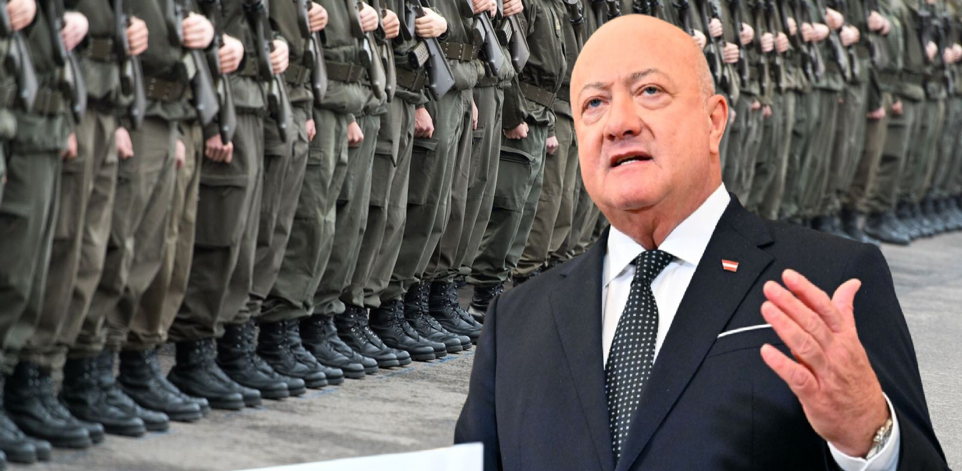 Christian Stocker spricht vor einer Formation von Soldaten des österreichischen Bundesheeres über die geplante Wehrdienstreform, Foto-Montage