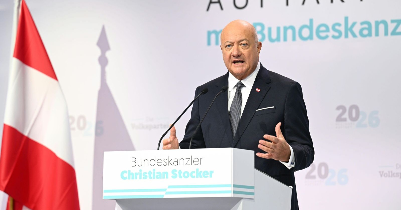 Christian Stocker spricht am Rednerpult beim Neujahrsauftakt der ÖVP, neben ihm eine rot-weiß-rote Fahne.