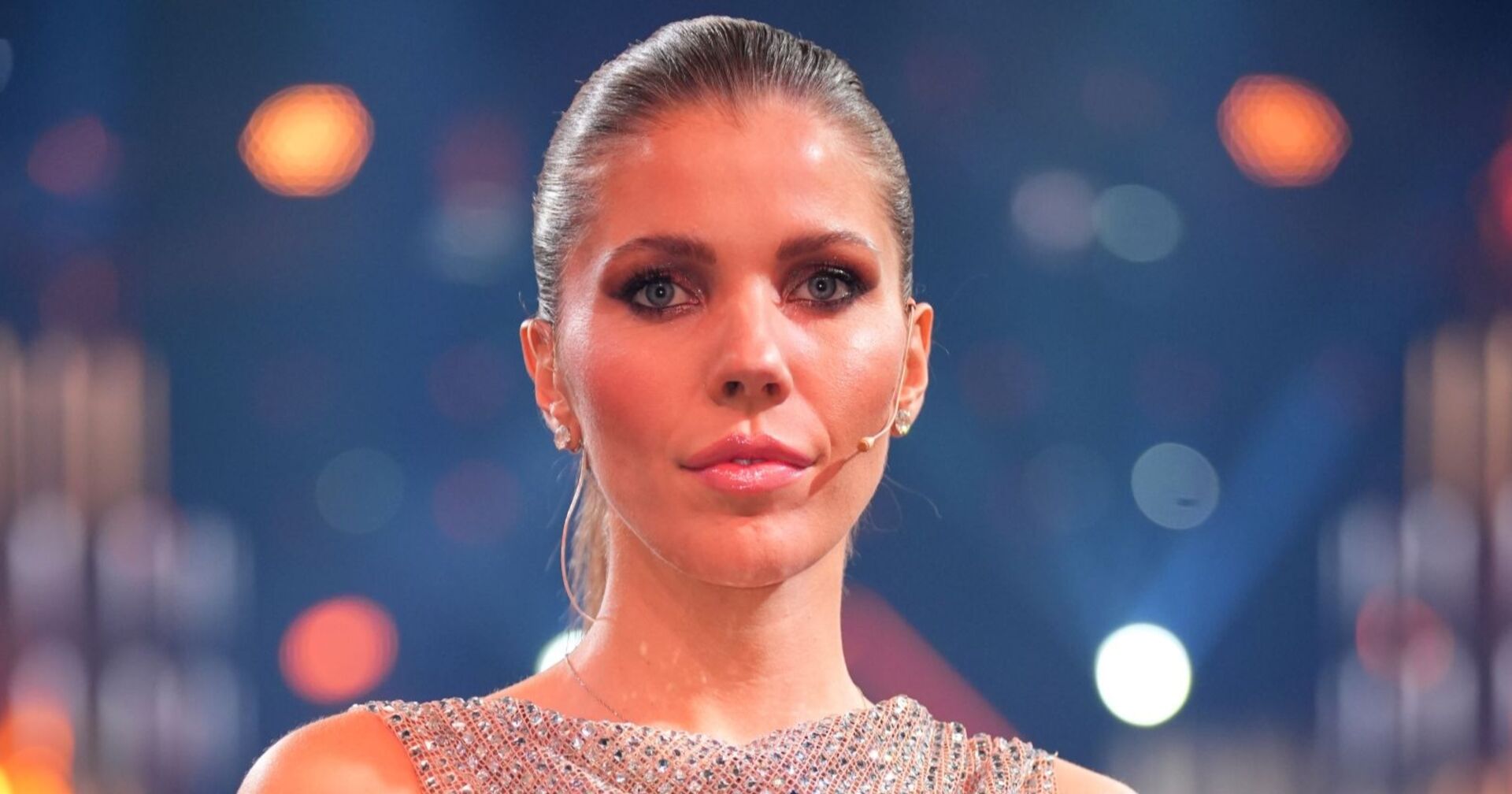 Victoria Swarovski mit ernstem Gesichtsausdruck, sie moderiert den ESC 2026