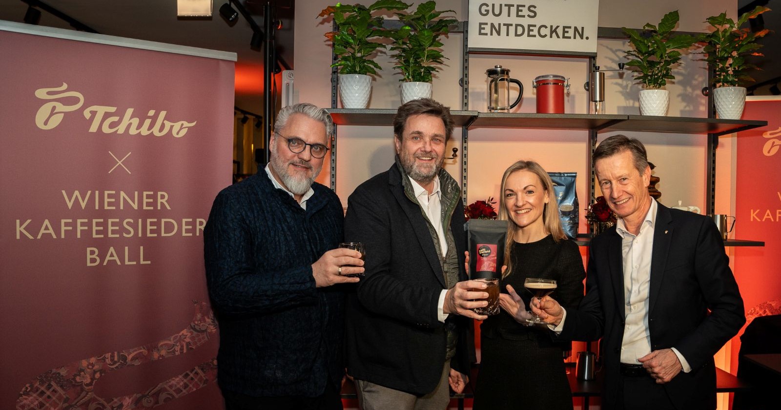 Quartett stößt mit Kaffeecocktails im Tchibo-Store an