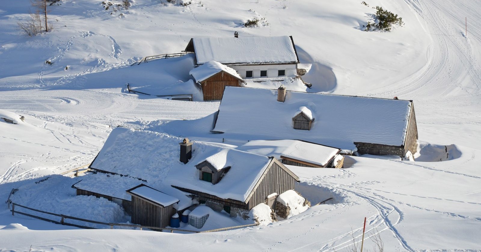 Schneebedeckte Almhütten im Skigebiet Feuerkogel in Oberösterreich, Schauplatz des tödlichen Skiunfalls eines 14-jährigen Skifahrers aus Tschechien.