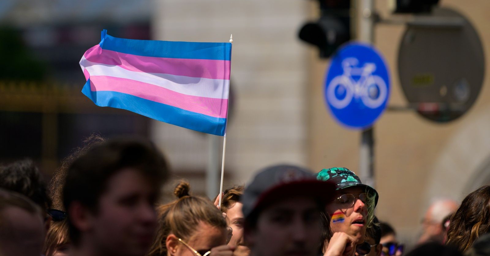 Transflagge auf der Straße