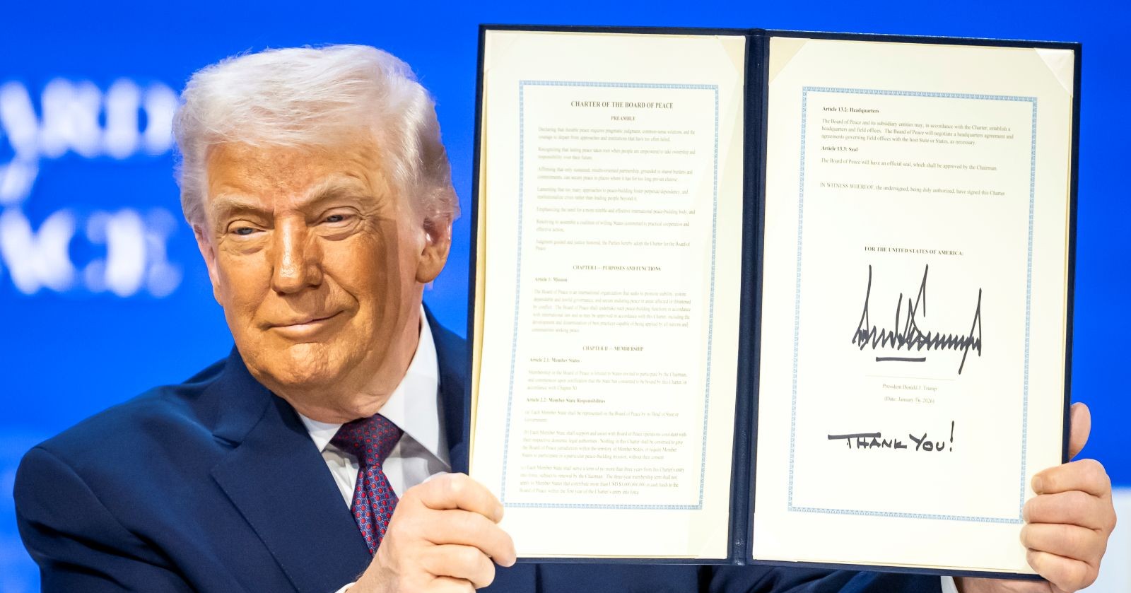 Donald Trump hält beim Weltwirtschaftsforum in Davos die unterzeichnete Gründungscharta des neuen Friedensrats in die Kamera.