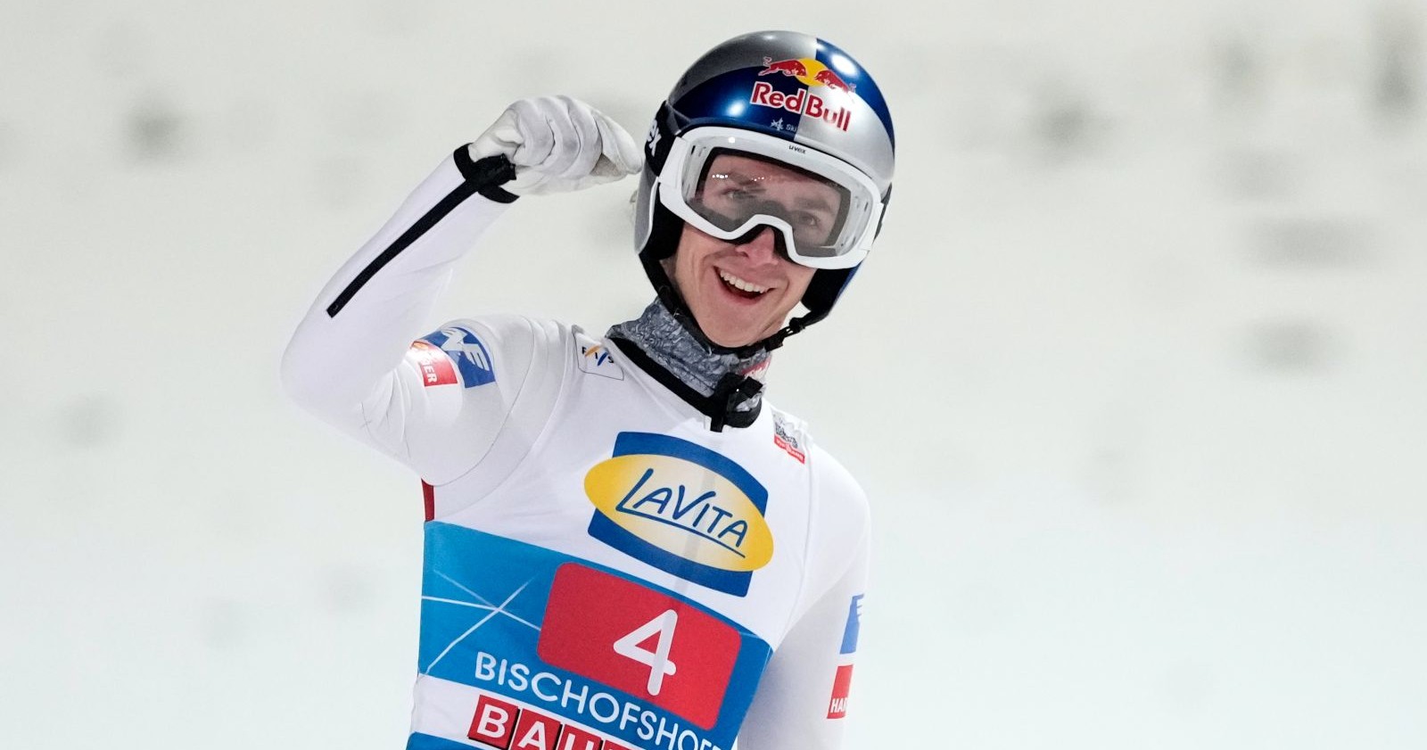 Daniel Tschofenig freut sich nach seinem Sprung.