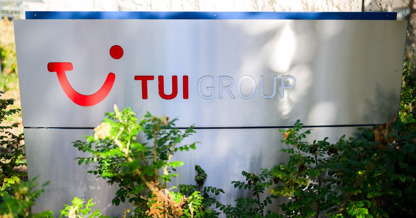 Das Logo von TUI-Group am Bürogebäude.