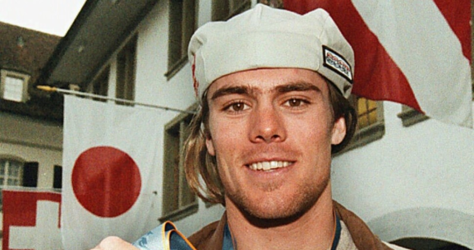 Ueli Kestenholz mit einer Medaille in der Hand.