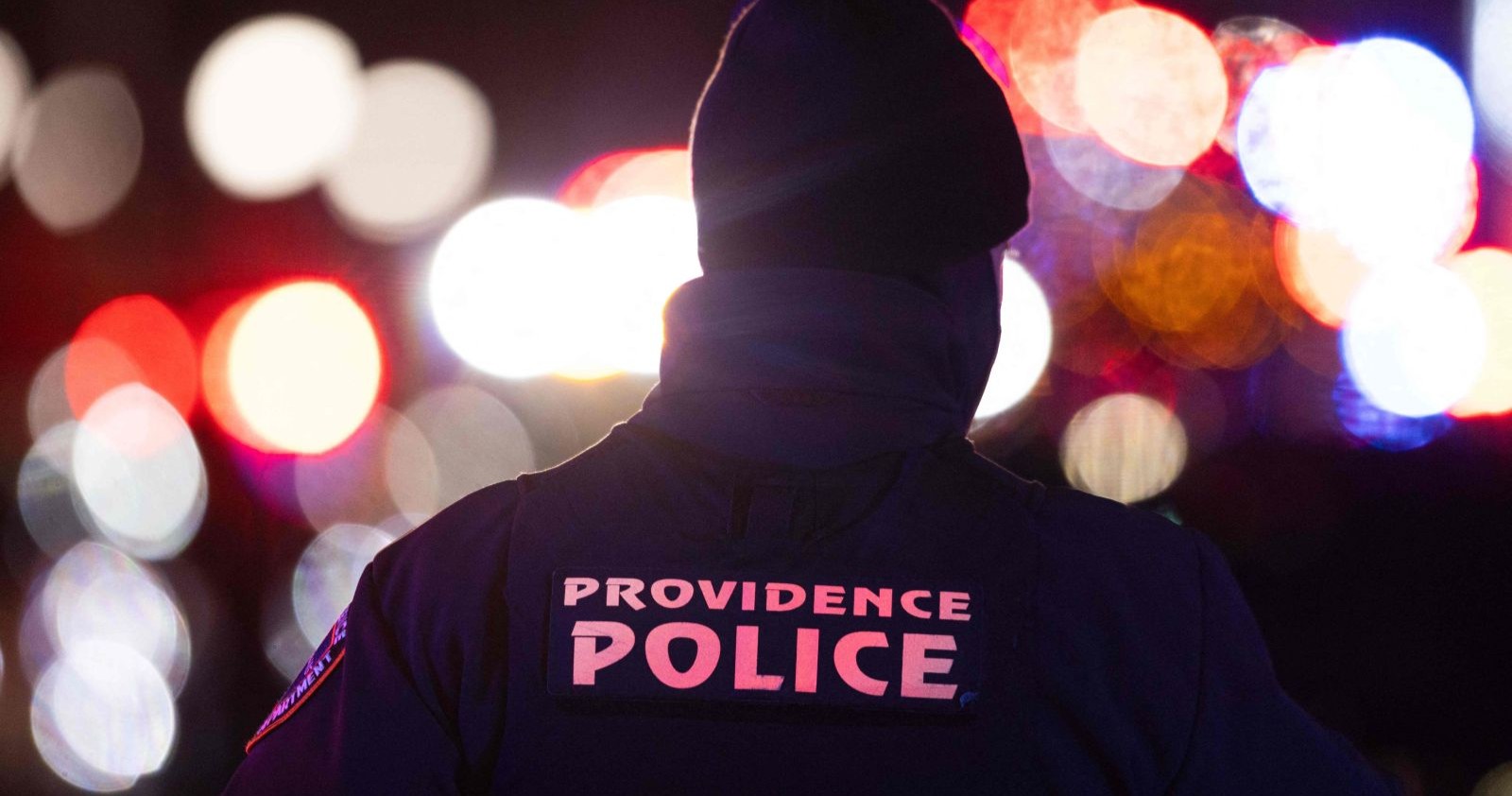 Polizist steht mit Rücken zur Kamera