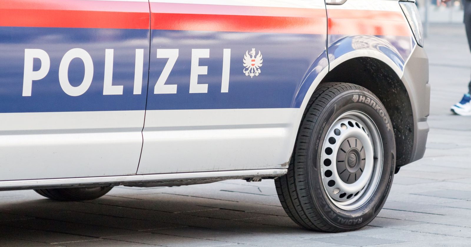 Seitenansicht mit Fokus auf REifen eines Wagens der österreichischen Polizei vom Modell VW-Transporter