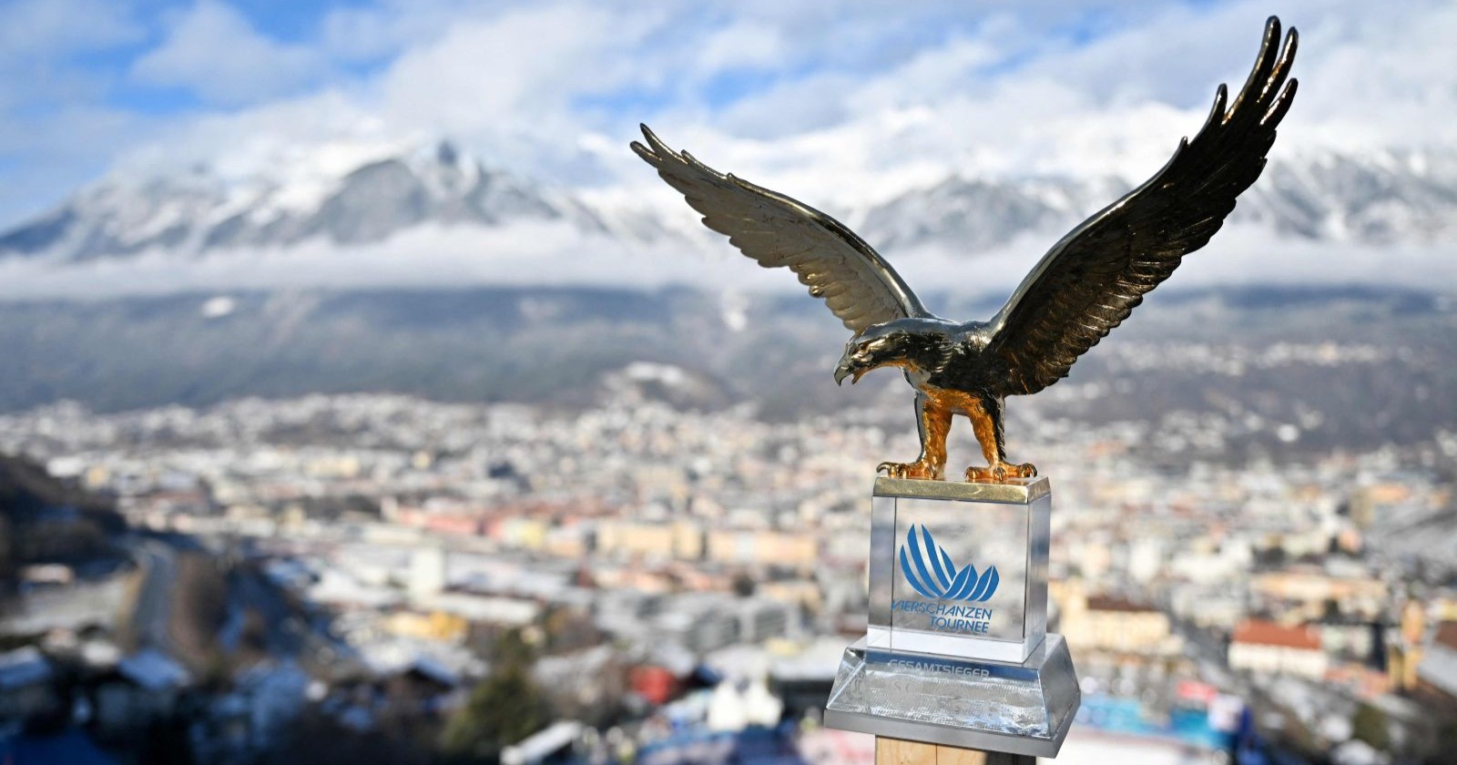 Ausgestellte Trophäe der Vierschanzentournee auf der Bergiselschanze in Innsbruck