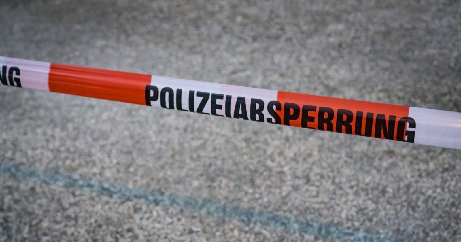 Hinweis auf Polizeiabsperrung.