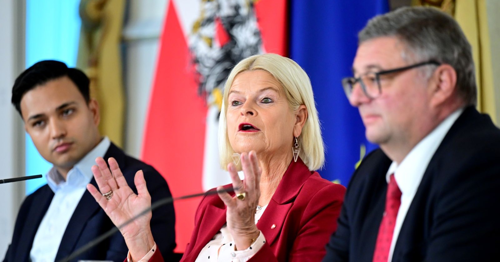 Yannick Shetty (NEOS), Klaudia Tanner (ÖVP) und Jörg Leichtfried (SPÖ) während einer Pressekonferenz