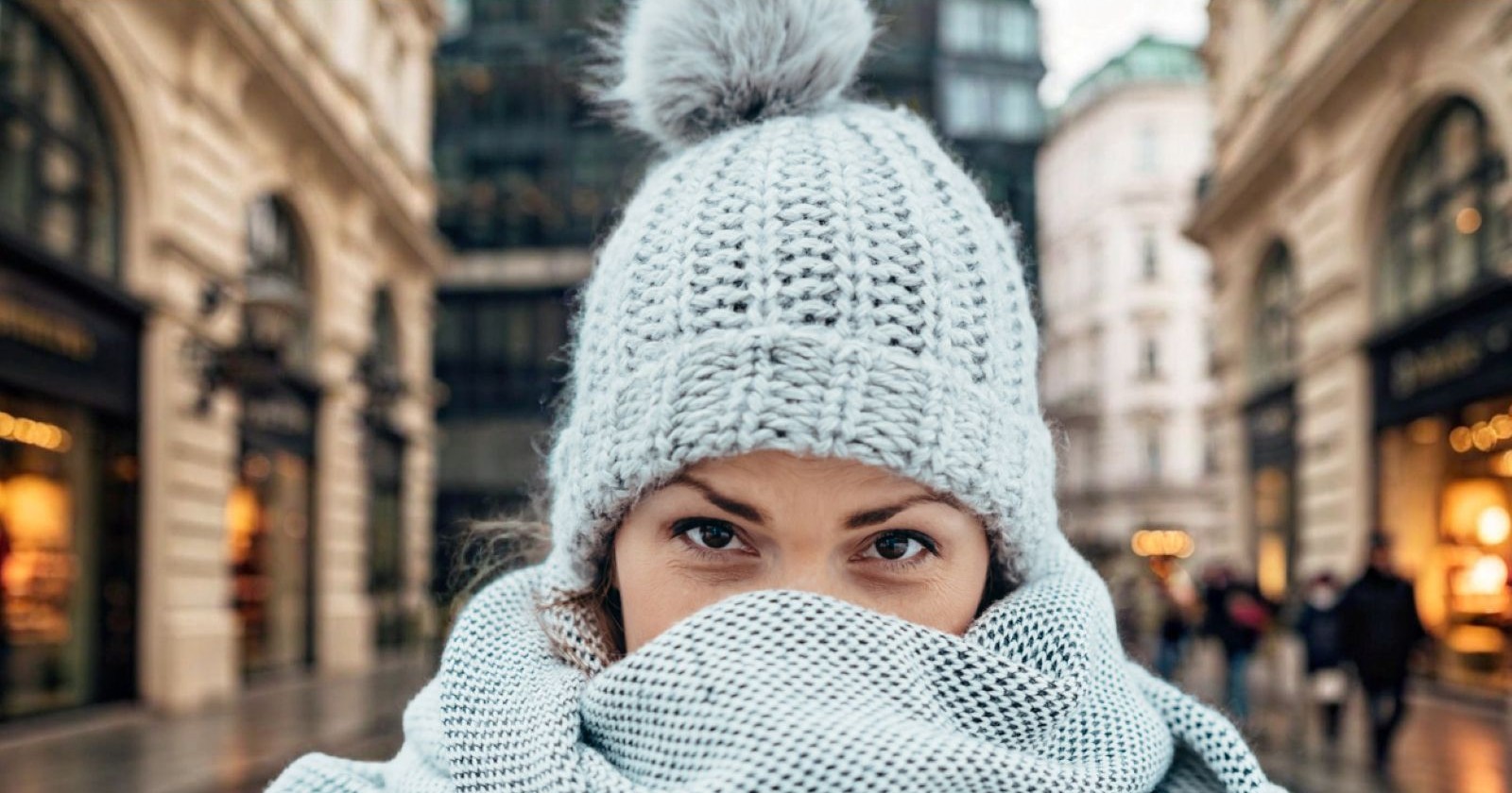 Frau die gegen Kälte gekleidet in der Wiener Innenstadt steht