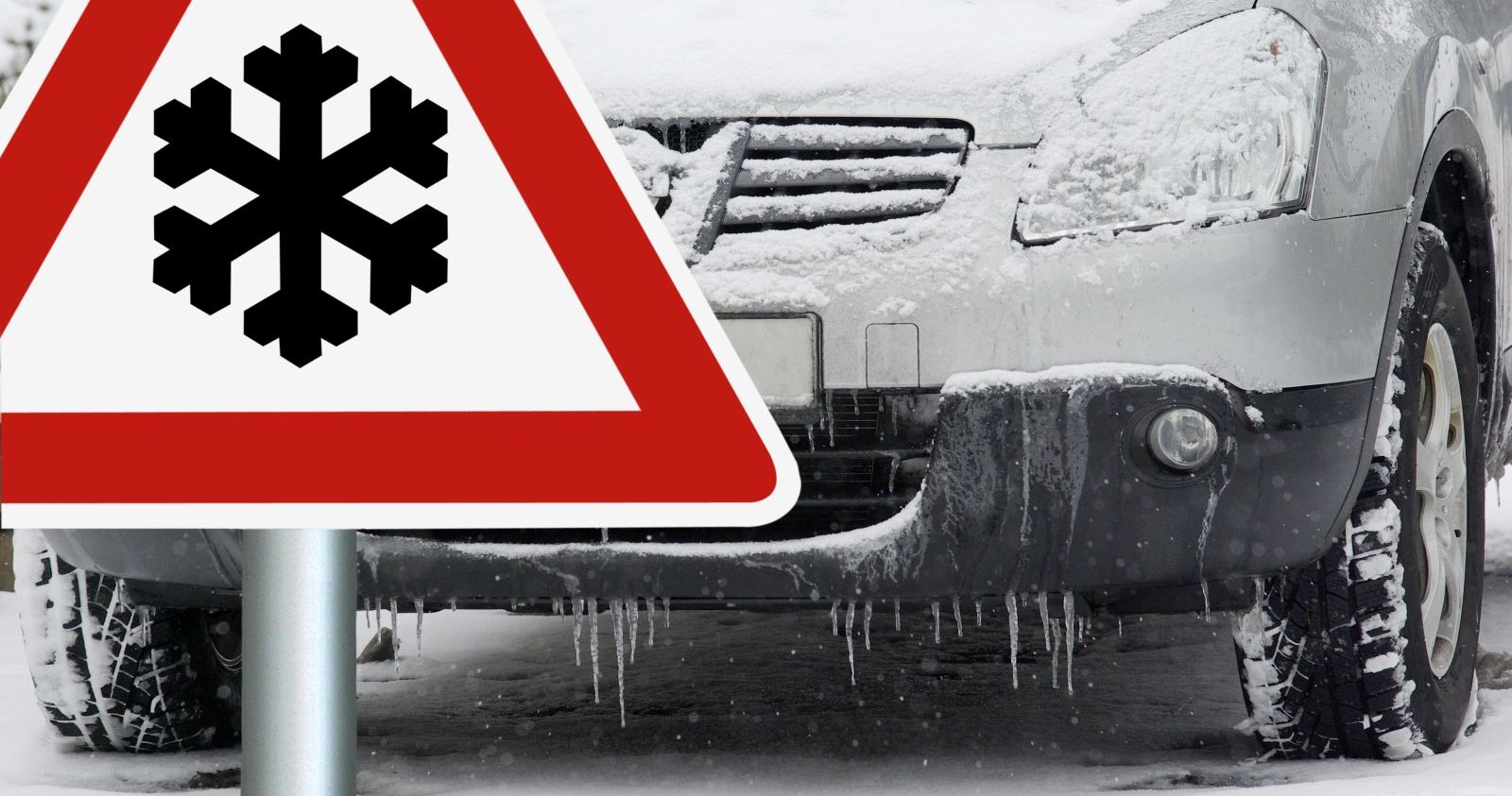 Ein Kälte- bzw. Schneewarnschild vor einen Auto.
