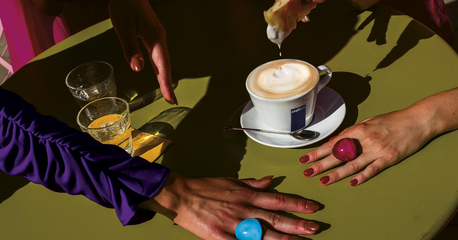 Foto von Alex Webb: Hände und Kaffeetasse auf Tischplatte