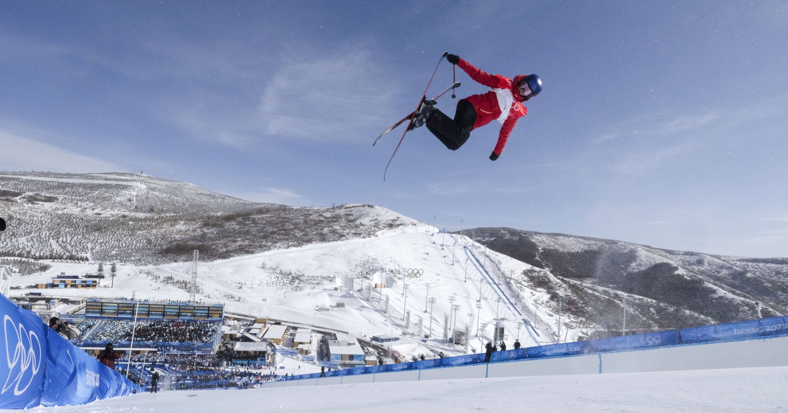 Freestyle-Skifahrerein Eileen Gu mit einem Kunstsprung bei den Olympischen Spielen von Peking 2022