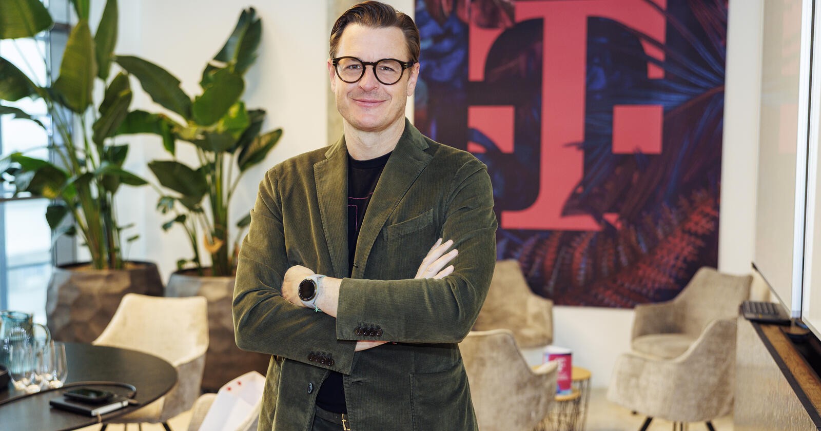 Porträt mit verschränkten Armen und Blick in die Kamera