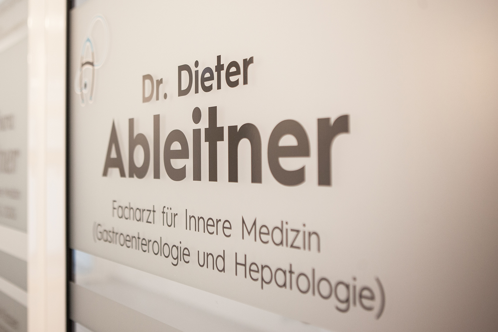 Türschild an der Tür einer Arztpraxis | Credit: Cornelia Grasl