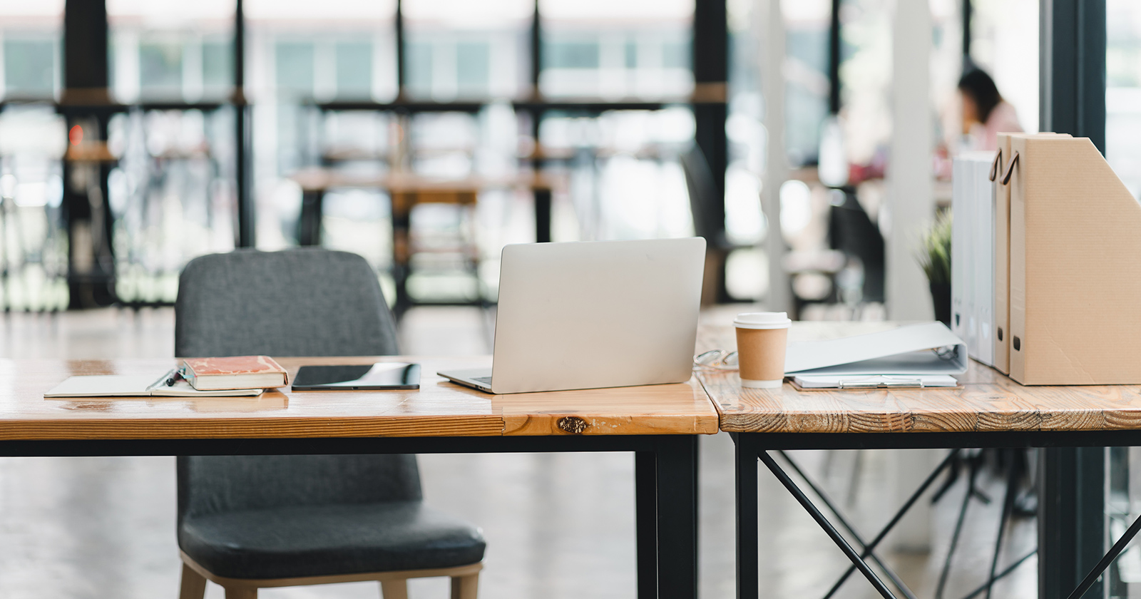 Arbeitsplatz mit Notebook und Sammelordnern | Credit: iStock.com/Korrawin