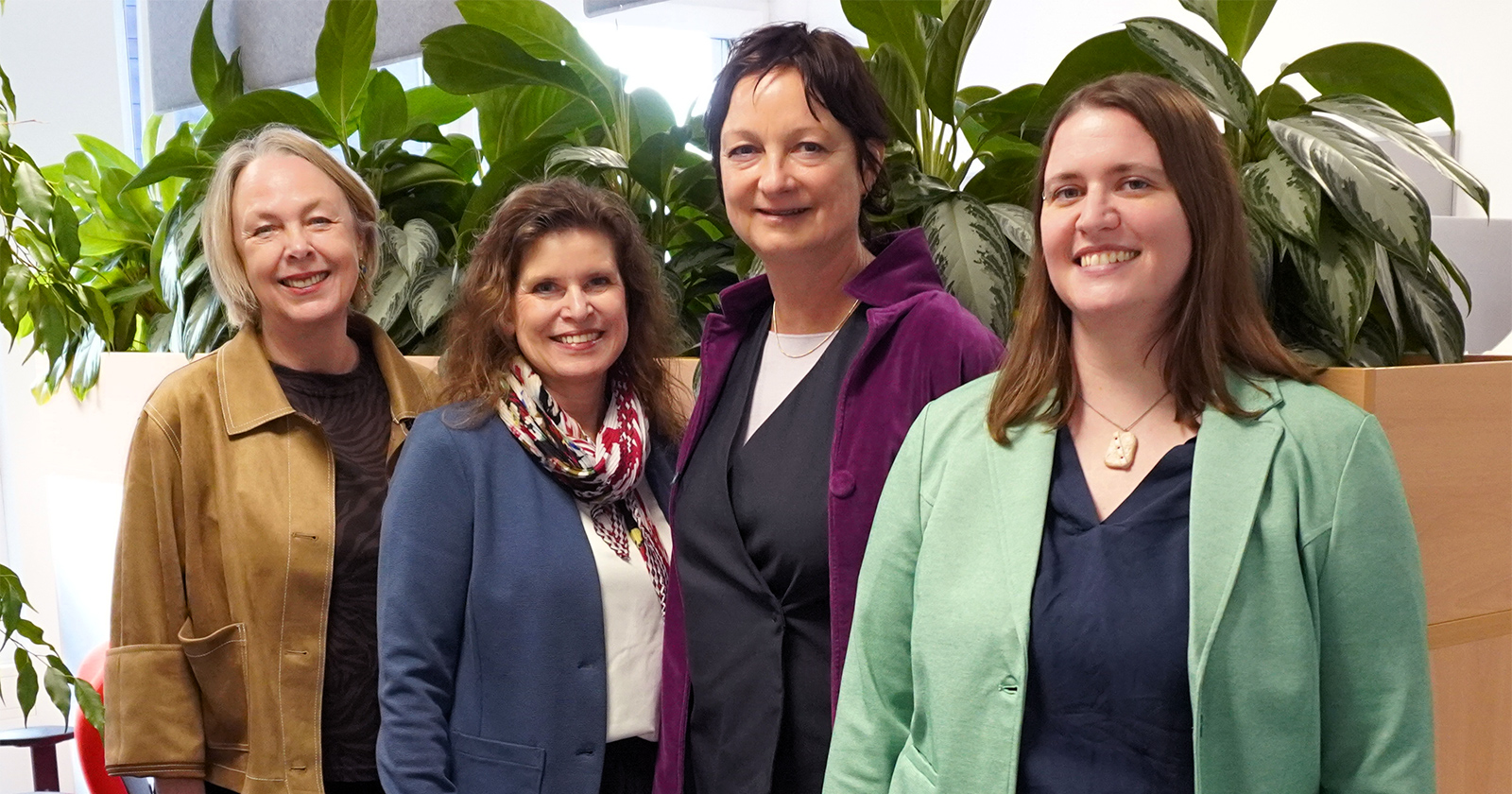 Mitarbeiterinnen des AMS Tirol posieren für ein Gruppenbild | Credit: AMS Tirol