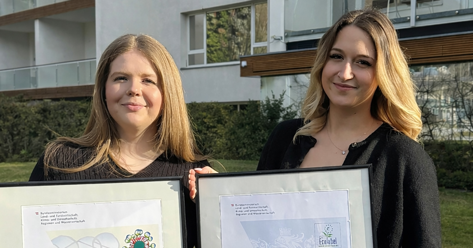 Zwei Mitarbeiterinnen des At the Park Hotels mit zwei Auszeichnungen in der Hand | Credit: At the Park Hotel