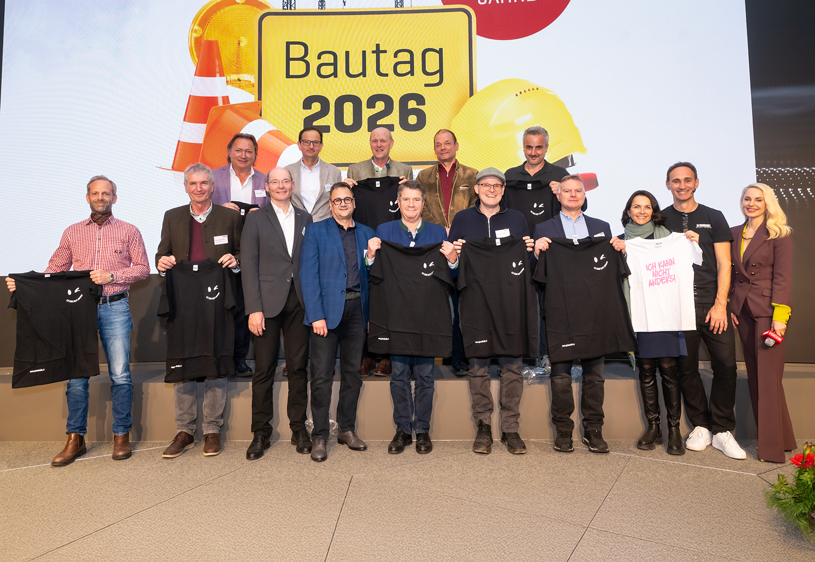 Gäste des Bautags 2026 posieren für ein Gruppenfoto | Credit: Andreas Röbl