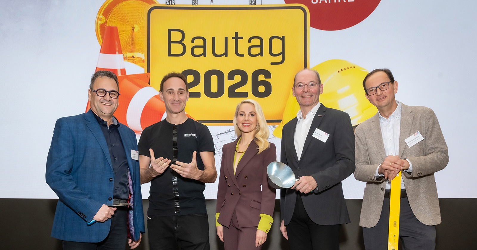 Landesinnungsmeister Bauhilfsgewerbe Martin Greiner, Kabarettist Gernot Kulis, Moderatorin Silvia Schneider, Landesinnungsgeschäftsführer Markus Hofer und Landesinnungsmeister Bau Wolfgang Holzhaider | Credit: Andreas Röbl