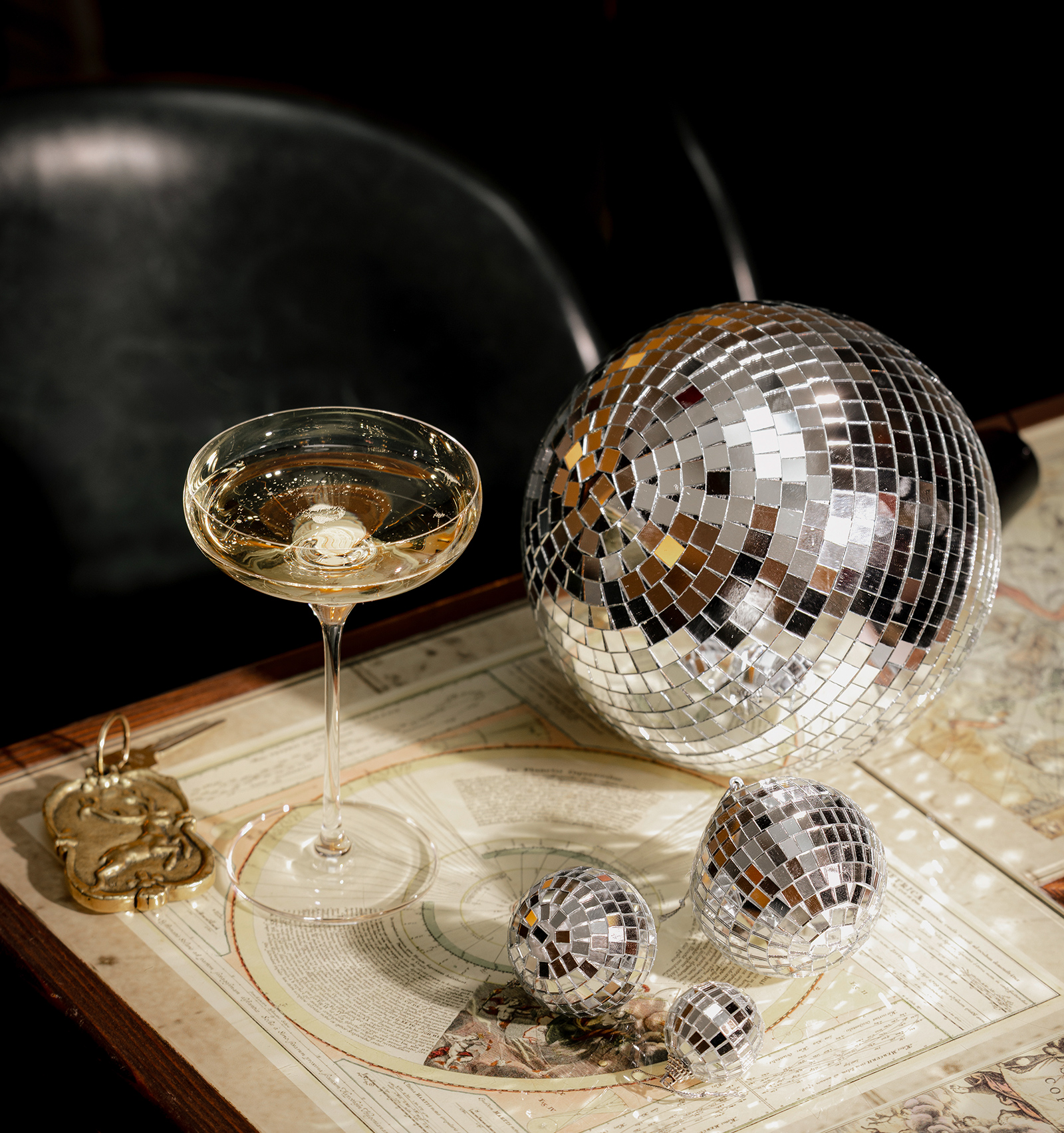 Discokugel neben Champagner-Glas | Credit: Patrick Langwallner