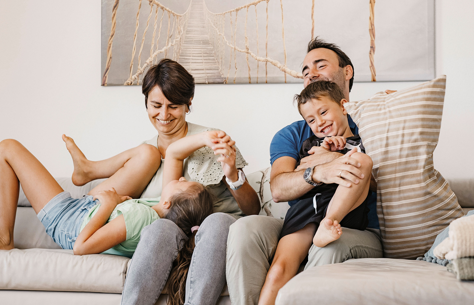 Glückliche Familie gemeinsam auf der Couch | Credit: EDER-Vollwertziegel