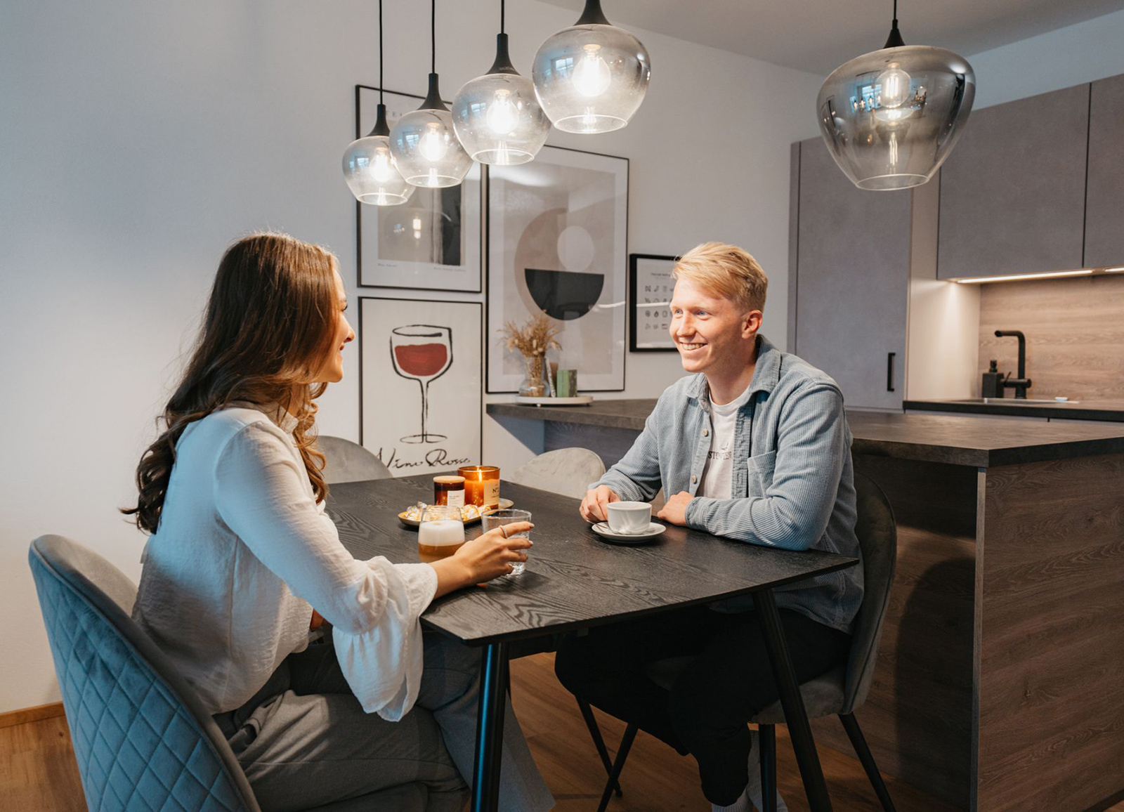 Junges Paar beim gemeinsamen Abendessen | Credit: EDER-Vollwertziegel