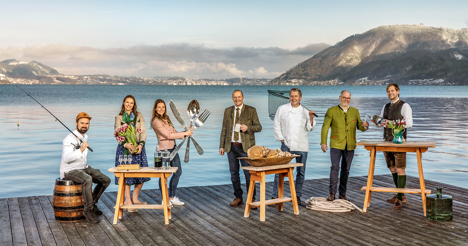 Frauen und Männer am Seeufer in Tracht mit Instrumenten in der Hand | Credit: TVB Traunsee-Almtal/Monika Löff